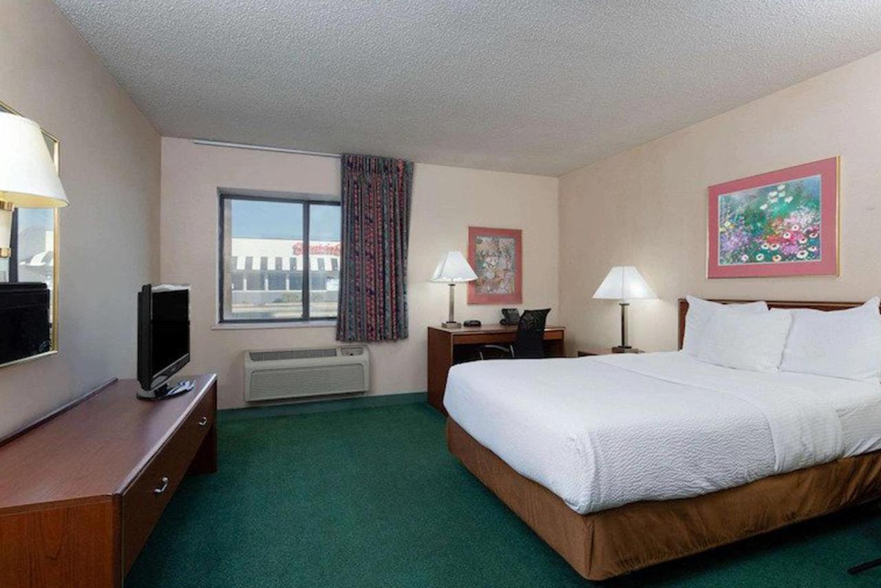 La Quinta Inn By Wyndham Indianapolis East-Post Drive Exterior foto