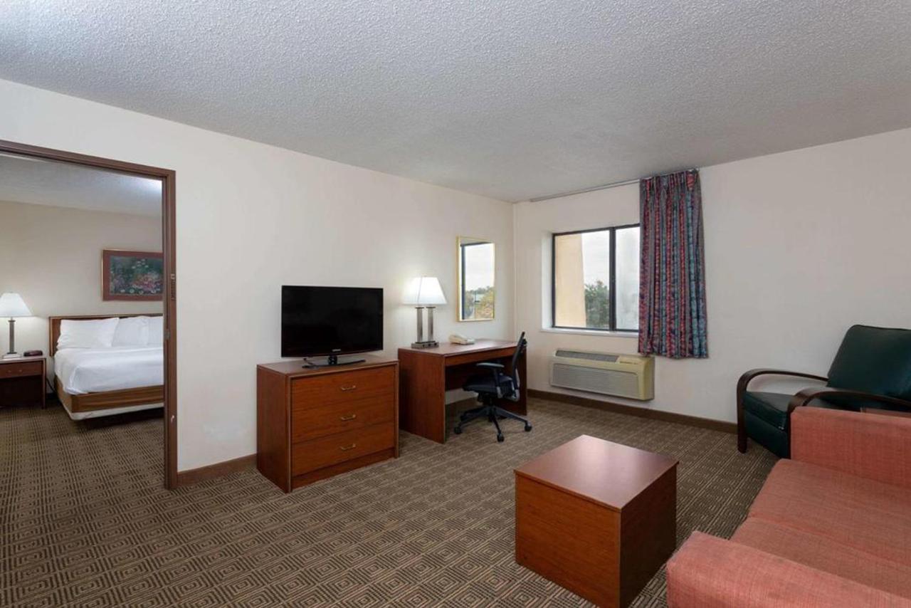 La Quinta Inn By Wyndham Indianapolis East-Post Drive Exterior foto